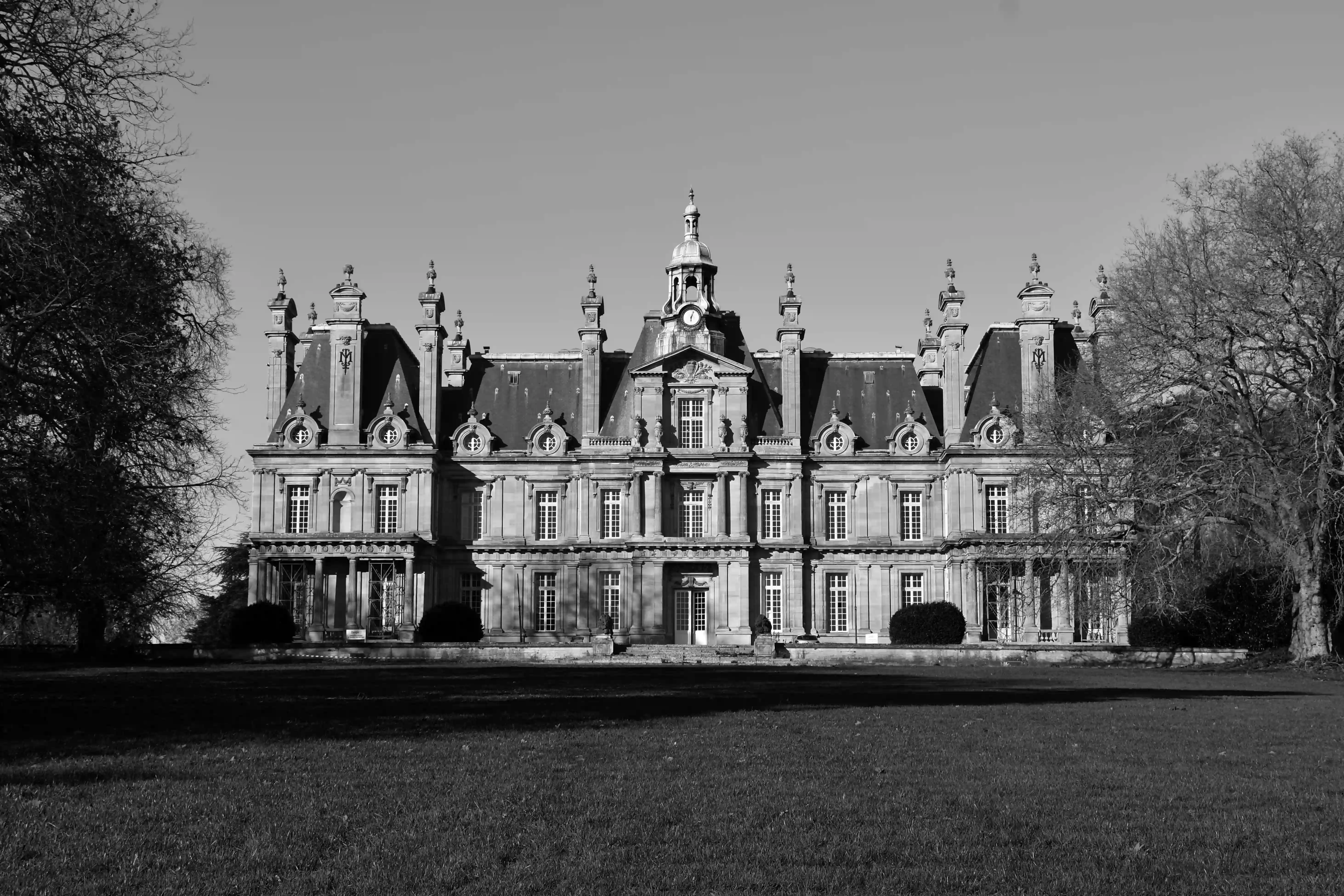 photo de la façade principale du château de Franconville